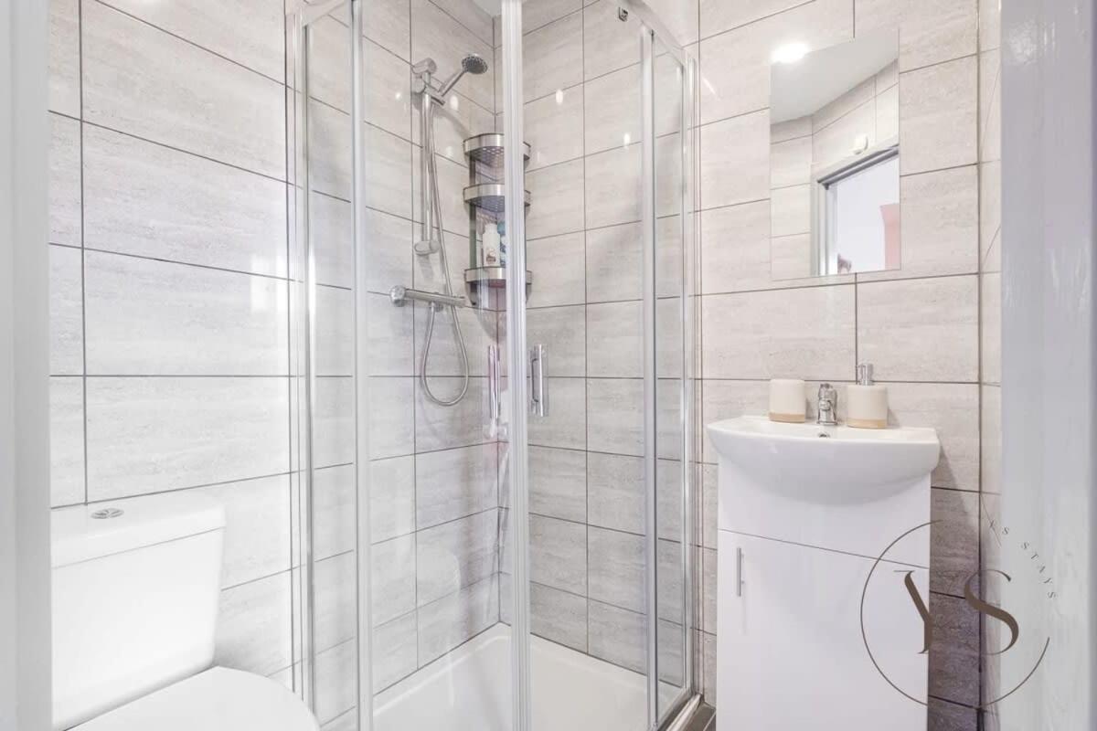 Sienna Longton Studio 2D - Wi-Fi, Alton Towers, Netflix Stoke-on-Trent Eksteriør bilde