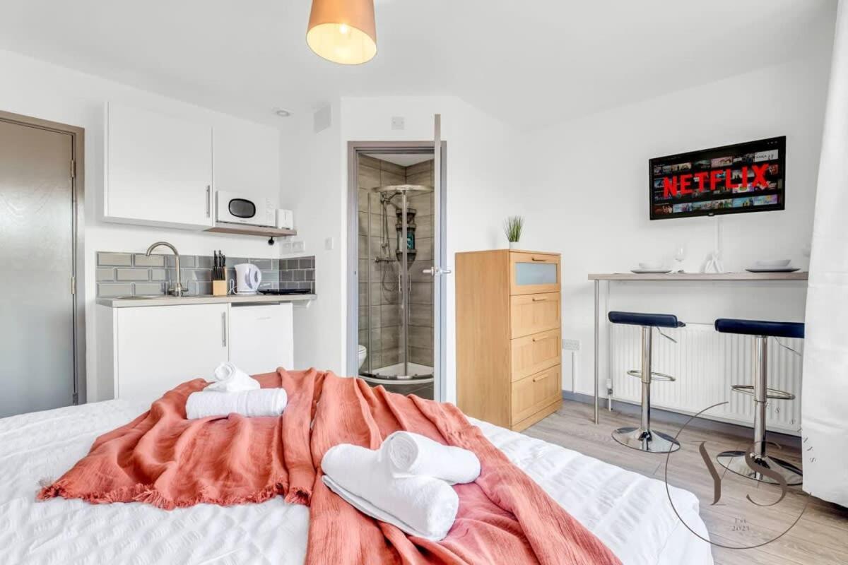 Sienna Longton Studio 2D - Wi-Fi, Alton Towers, Netflix Stoke-on-Trent Eksteriør bilde